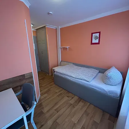 Budget Munich-aubing Hostel *