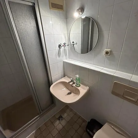 2-rent Group Aub162 Hostel