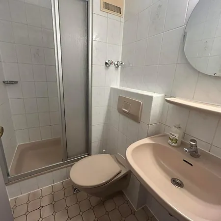 2-rent Group Aub162 Hostel