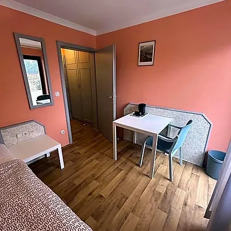 2-rent Group Aub162 Hostel