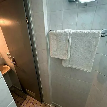 Hostel 2-rent Group Aub162